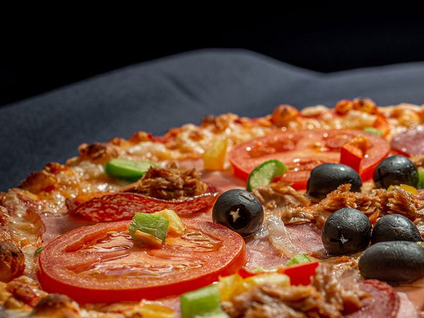 Steinofen Pizza belegt mit frischen Zutaten